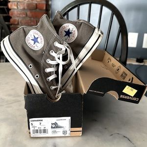 Chuck Taylor Converse Allstars high top women's size 7 men's size 5